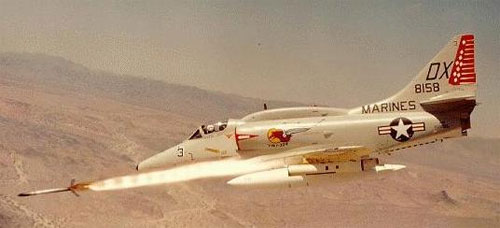 A-4 lanzando un cohete Zuni