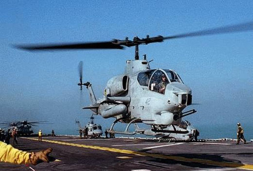 AH-1W con depositos externos